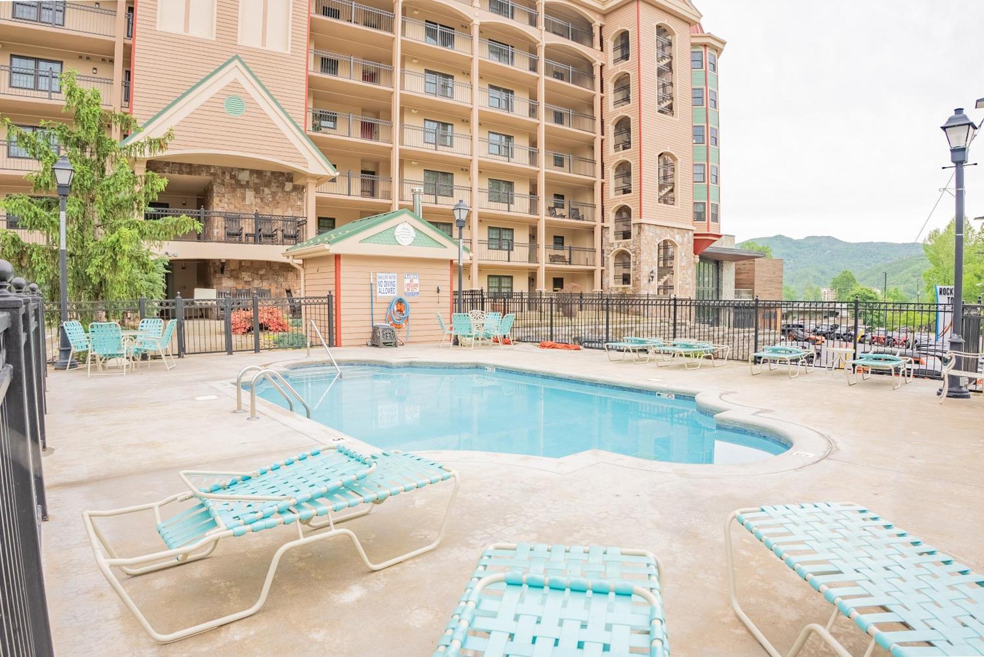 Luxurious Condo, Pool, Fireplace, Hiking Gatlinburg Exterior foto